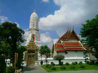 ไหว้พระประธานยิ้มรับฟ้า วันปีใหม่