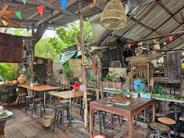เรือมอญ ริมสวน