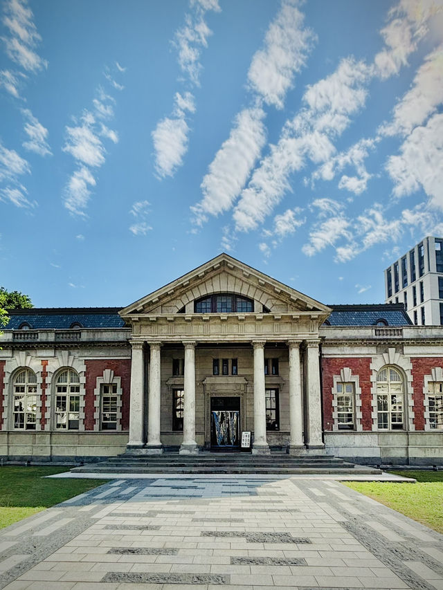 🏛️台南 司法博物館，藍天白雲下的歷史建築！✨