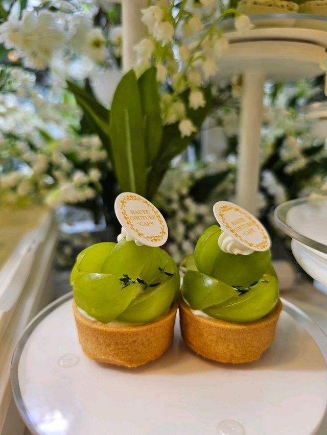 カフェがお花に包まれる空間