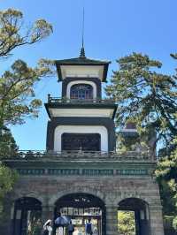 【金沢×尾山神社】 ステンドグラスの個性的な神門 八重桜が素晴らしい