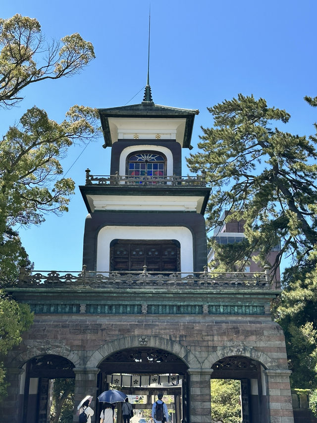 【金沢×尾山神社】 ステンドグラスの個性的な神門 八重桜が素晴らしい