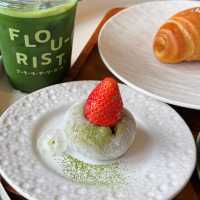 Flourist bakehouse 🍵🍓🌳🌼🪑🍂