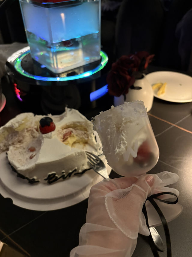 【韓国・ソウル🇰🇷】パーティーで盛り上がるオーダーケーキ🎂🖤