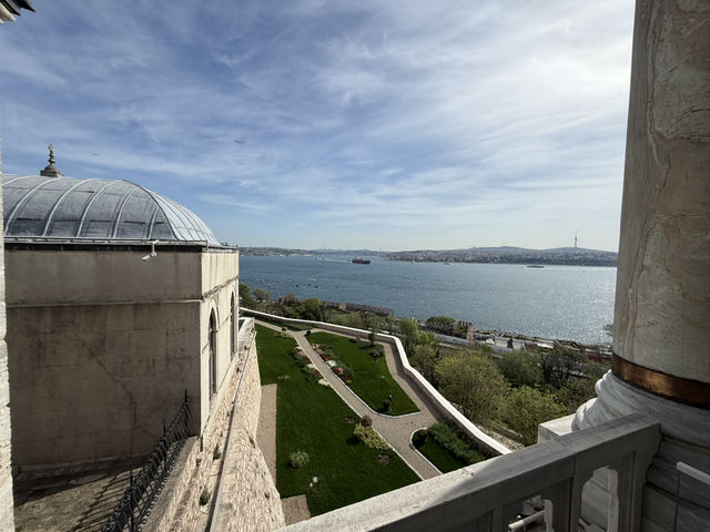 Istanbul: Where East meets West! 🌏 Bosphorus Strait, a natural boundary that connects Europe and As