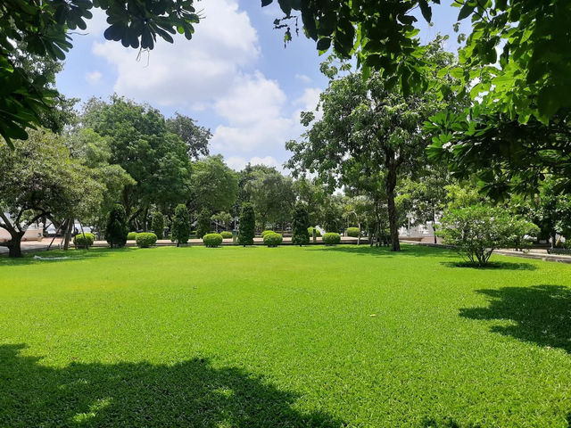 Santichaiprakarn Park: Riverside Peace by the Old Fort