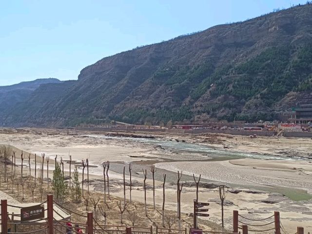 น้ำตกหูโข่วในแม่น้ำเหลือง (Hukou Waterfall) 
