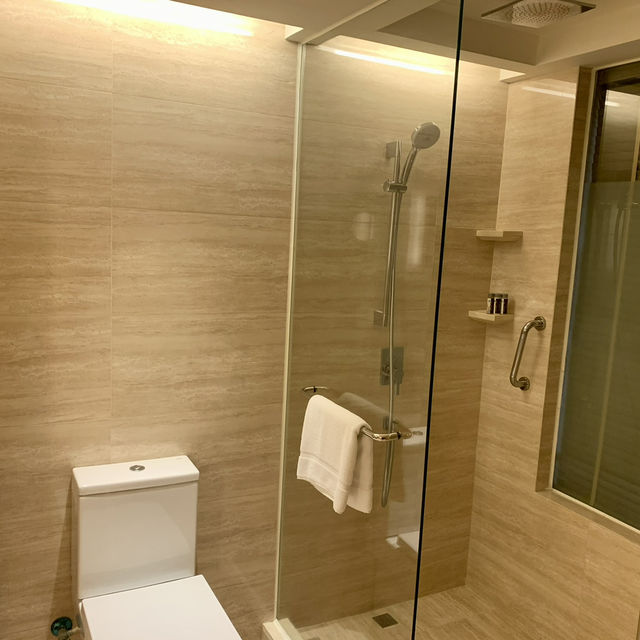 萬麗海景酒店-房間設計精緻，落地窗可以俯瞰壯麗香港海景