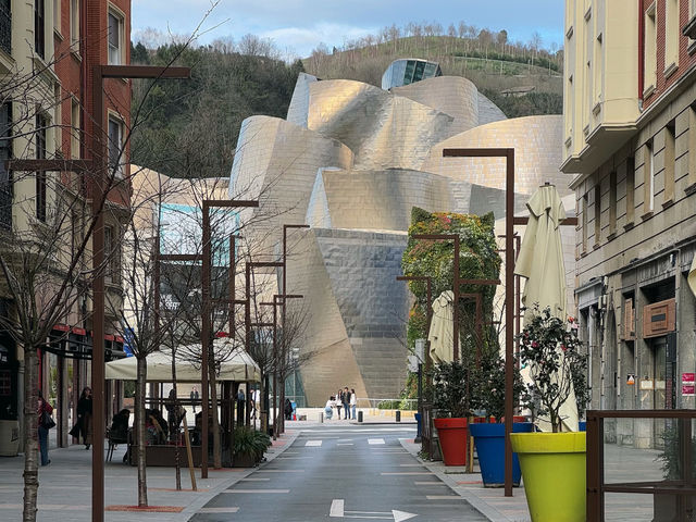 Bilbao: Architectural Wonders and Brunch Bites! 🇪🇸✨