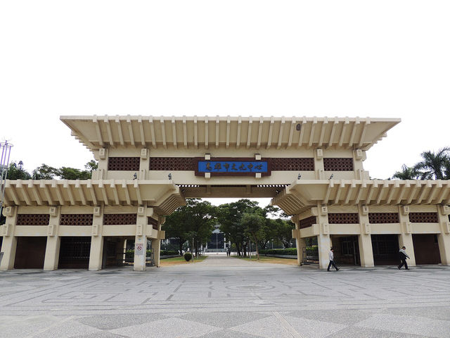 從中正場域到市民大道：高雄文化中心的藝文轉型