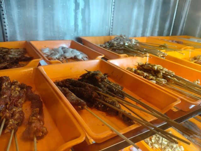 🍢成都-炭悅自助燒烤｜68元吃到飽，肉品新鮮選擇多，還有超萌店貓陪吃！