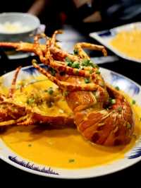 【峴港人氣海鮮餐廳🦀 專人桌邊剝蟹蝦、活海鮮現撈即煮，體驗感與鮮味同步拉滿！】