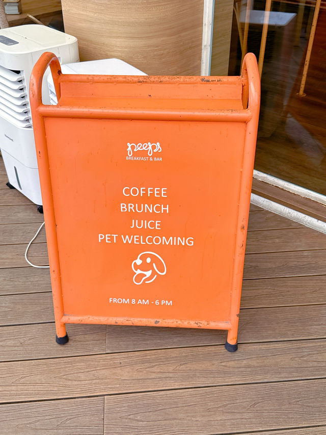 คาเฟ่ติดชายหาดบางแสน @Peeps breakfast and bar 🍷