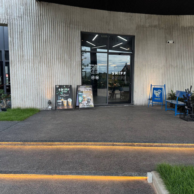 ☕✨ Sniff Roastery สกลนคร — คาเฟ่ดาร์กเท่ 