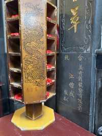 東港東隆宮，是溫府千歲駐蹕之地，是海風中的靈山聖殿。 樓下是王爺鎮煞守國，樓上是倉頡開天啟智。 廟中供奉的不只是神明，更是歷史的記憶、文化的光明、與信仰的力量。 當你站在二樓，凝望那六隻眼睛，你會明白