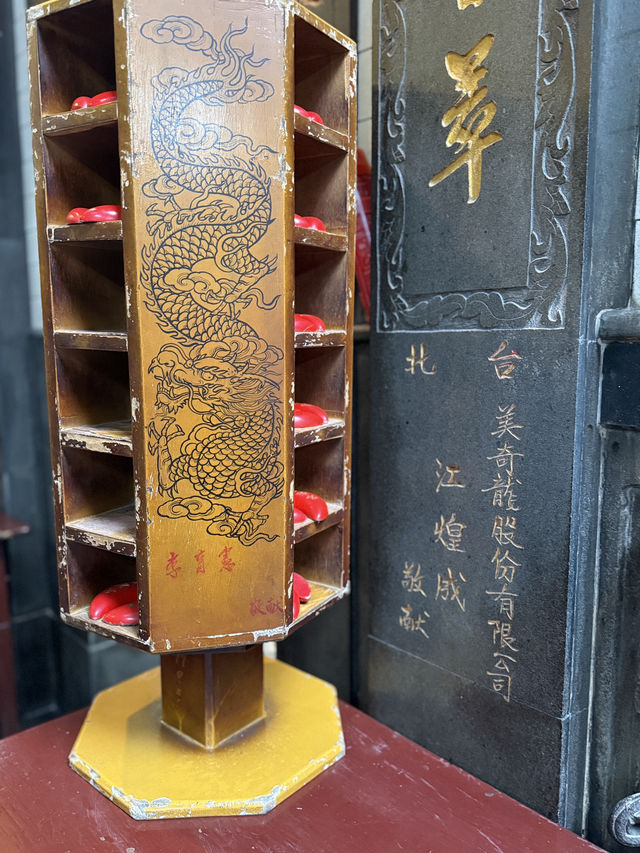 東港東隆宮，是溫府千歲駐蹕之地，是海風中的靈山聖殿。 樓下是王爺鎮煞守國，樓上是倉頡開天啟智。 廟中供奉的不只是神明，更是歷史的記憶、文化的光明、與信仰的力量。 當你站在二樓，凝望那六隻眼睛，你會明白