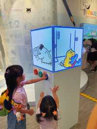 #互動展覽  👧🏻小朋友瞬間變成迷小小人，一齊進入香港漫畫場景！