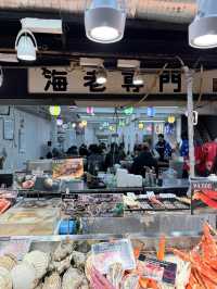 黑門市場🇯🇵 新鮮的海產比比皆是。