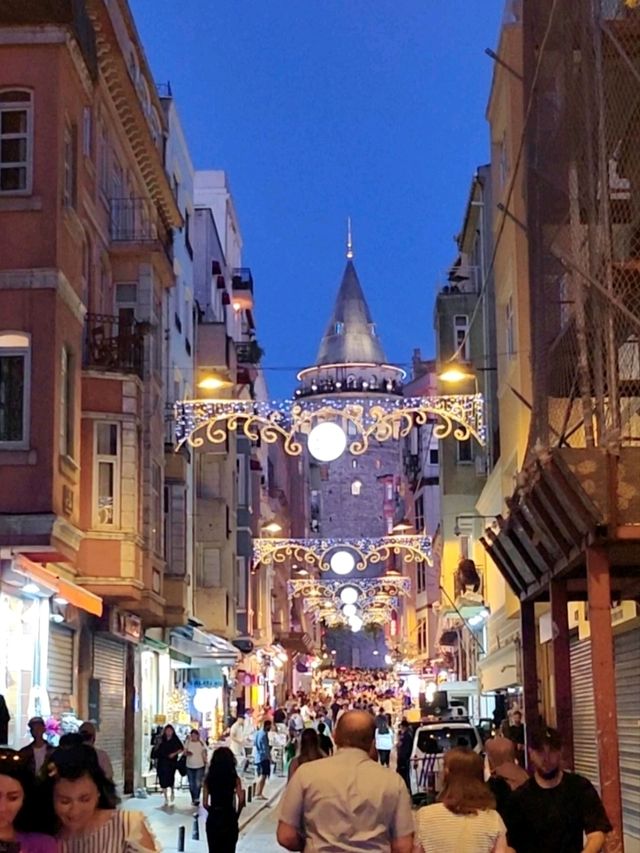 Galata tower หอคอยเเลนมาร์คในอิสตันบูล