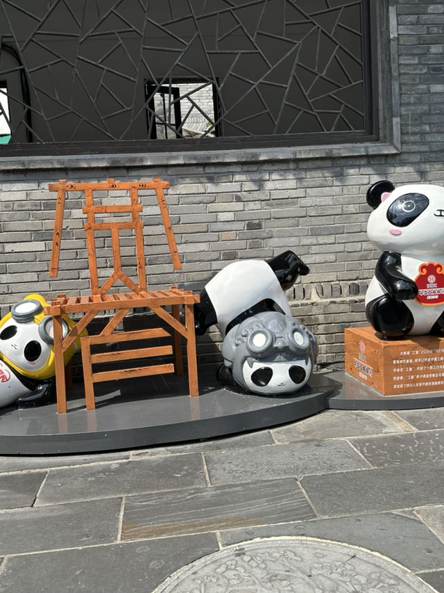 Chengdu’s Kuan Zhai Alley: Where History Meets Modern Buzz