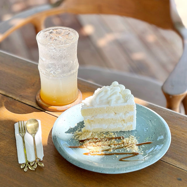 SHE SAILS CAFE & BEACH CLUB