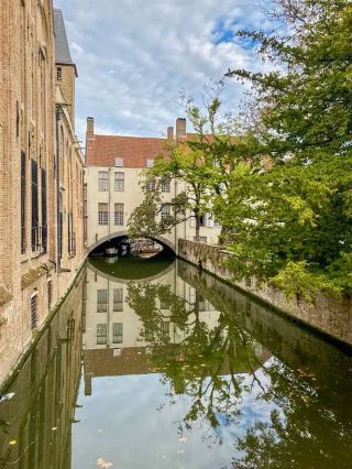  Brugge: A Fairytale City of Canals