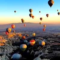 卡帕多奇亞熱氣球之旅:在晨曦中飛越外星地貌