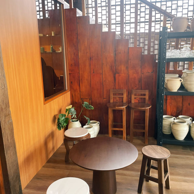 คาเฟ่บ้านไม้ 2 ชั้น ที่ให้นึกถึงสมัยยังเด็ก