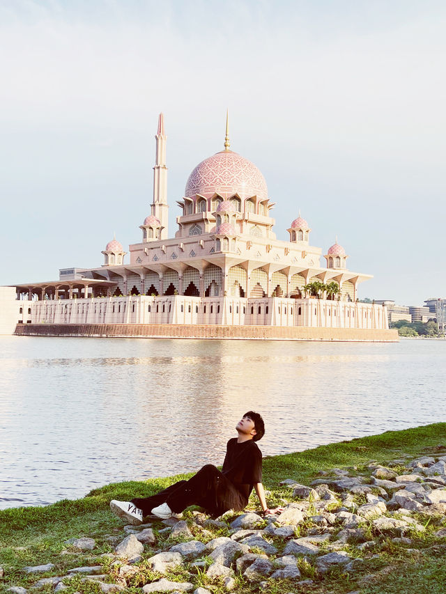 🇲🇾🕌 Putra Mosque: Pink Perfection Meets Golden Hour Magic! 🌇