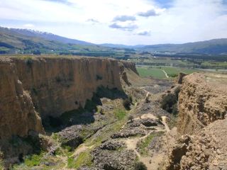 금 채굴 역사의 매력과 거친 색채의 조화