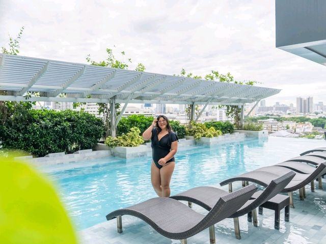 พักผ่อน กินดื่ม ชมวิวเมืองสุดอลังกลางสาธร