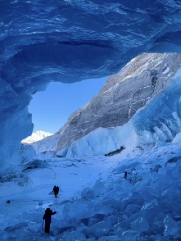 #canadatrip 

Absolutely stunning — totally worth it!

It’s about a 3-hour drive from Calgary. We left at 7 AM and arrived around 10 AM. The place is called Saskatchewan Glacier, but you need to navigate to 52°10’14.4”N 117°04’24.0“W to park. The weather yesterday was perfect, and throughout the whole day, we only ran into three other people on this trail (there were already two cars parked when we arrived — I recommend getting there before 9 AM).

After getting out of the car, we followed the footprints that were already made, climbed over a hill, crossed a large plain, and eventually reached the glacier 😆. The footprints were very clear, so just follow them. The hill isn’t steep, so it’s not difficult. For three hours, we didn’t see a single soul, and I started feeling a little unsure if we were on the right path — luckily we met someone returning who told us the ice cave was just ahead.

The round trip is almost 20 km (my earlier note of 10 km was wrong — I didn’t realize our records were in miles 😅🙏). The total took seven hours. It’s not as difficult as I imagined, but for kids it’s still challenging. The difficulty isn’t technical, but it’s long and requires endurance. I wouldn’t manage it alone with my two kids — their dad had to come because he’s stricter and pushes them to keep going 😆.

The snow was deep, and it’s easy to sink in with every step — I also fell twice badly. Ice cleats and trekking poles are necessary. We all agreed this is the most rewarding hike we’ve ever done!

A friend shared a video a few days ago showing the ice cave collapsed, so there’s still a danger of falling ice — please be very careful ⚠️. Also, there is no phone signal at the glacier, and the parking location is shown in the last photo.