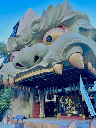 巨大なライオンの頭を祀る神社、大阪で参拝しよう。