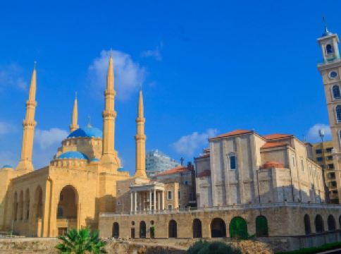 เลบานอนเป็นจุดหมายปลายทางที่โดดเด่นด้วยประวัติศาสตร์อารยธรรมฟีนิเชียน-โรมัน อาหารเลิศรส และทิวทัศน์ทะเลเมดิเตอร์เรเนียนผสมภูเขาหิมะ เมืองหลวงเบรุต (Beirut) ได้ชื่อว่าเป็นปารีสแห่งตะวันออกกลาง โดยมีสถานที่ห้ามพลาดคือถ้ำ Jeita Grotto, เมืองโบราณ Baalbek, เมืองชายฝั่ง Byblos และหุบเขาศักดิ์สิทธิ์ Kadisha 
สถานที่ท่องเที่ยวยอดนิยม
เบรุต (Beirut): ชมหินรูปนกพิราบ (Pigeon Rocks), เดินเล่นย่าน Zaitunay Bay, และชมมัสยิด Mohammad Al-Amin
บาอัลเบค (Baalbek): วิหารโรมันโบราณที่ได้รับการยกย่องว่ายิ่งใหญ่ที่สุดแห่งหนึ่ง
ไบลอส (Byblos): เมืองท่าเก่าแก่ที่มีป้อมปราการครูเซเดอร์และตลาดเมืองเก่า
ถ้ำไจต้า (Jeita Grotto): ถ้ำหินงอกหินย้อยที่สวยงามที่สุดแห่งหนึ่งของโลก
ฮาริสซา (Harissa): อนุสาวรีย์พระแม่มารีบนยอดเขาที่มองเห็นวิวอ่าวจูนิเยห์
ไซดอน (Sidon) & ไทร์ (Tyre): เมืองท่าฟีนิเชียนทางตอนใต้ที่มีประวัติศาสตร์ยาวนาน 
ข้อมูลท่องเที่ยวที่สำคัญ#เลบานอน #เลบานอน 
การเดินทาง: แนะนำให้เช่ารถพร้อมคนขับสำหรับการท่องเที่ยวแบบวันเดย์ทริป (Day Trip) เพื่อความสะดวกและความปลอดภัย
ความปลอดภัย: ควรหลีกเลี่ยงการเดินทางที่ไม่จำเป็นในบางพื้นที่เนื่องจากความตึงเครียดด้านความปลอดภัยตามแนวชายแดน
สกุลเงิน: เงินดอลลาร์สหรัฐ (USD) เป็นที่นิยมและแนะนำให้นำติดตัวไป
ช่วงเวลาที่น่าเที่ยว: ช่วงฤดูใบไม้ผลิ (เมษายน-มิถุนายน) และฤดูใบไม้ร่วง (กันยายน-พฤศจิกายน) อากาศกำลังสบาย 
อาหารเลบานอน
อาหารเลบานอนขึ้นชื่อเรื่องความอร่อยและสุขภาพ เช่น ฮัมมุส (Hummus), ทับบูเลห์ (Tabbouleh), กริลล์ต่างๆ และขนมหวานที่ทำจากถั่วและน้ำผึ้ง