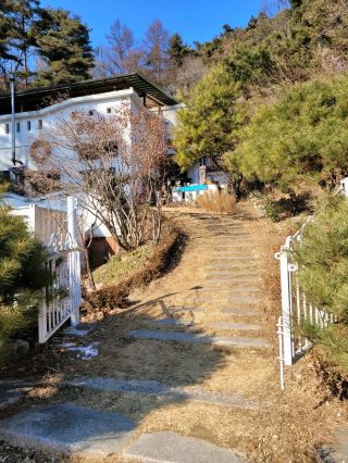 🏔️ 감성 가득 힐링 카페, 꼼방