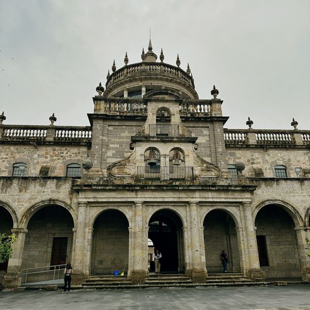 墨西哥 瓜達拉哈拉 很值得來參觀的Hospicio Cabañas 美術館 