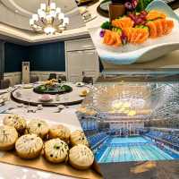 Restaurant inside a Summing Pool