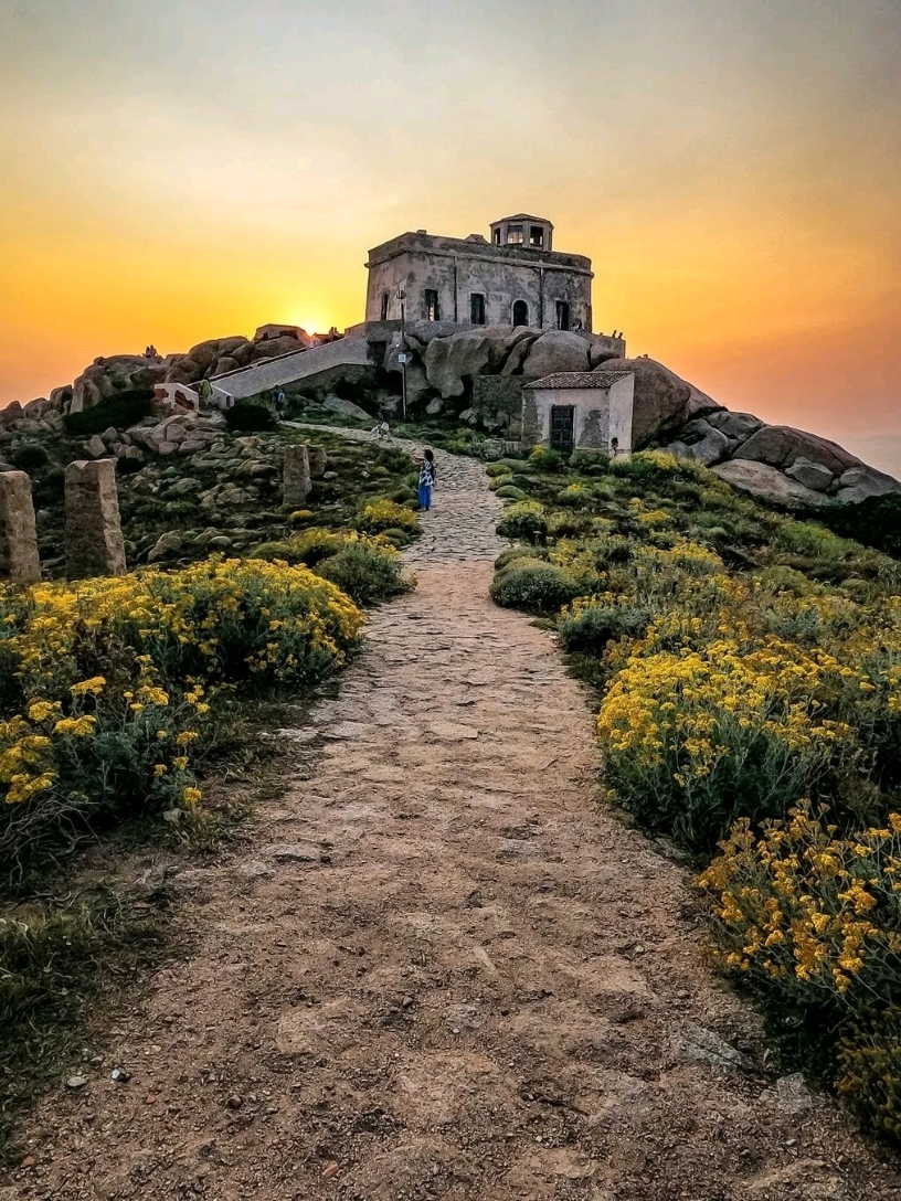 🌊 Capo Testa: Sardinia’s Wind-Carved Peninsula of Wild Beauty 🇮🇹✨