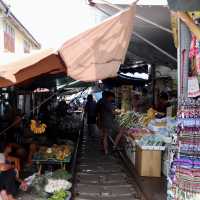 Thailand🇹🇭A Day Trip to Maeklong Railway Market: A Unique Experience! 🚂
