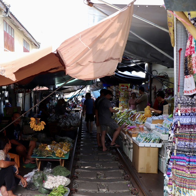 Thailand🇹🇭A Day Trip to Maeklong Railway Market: A Unique Experience! 🚂