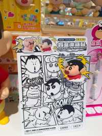 🌈在繽紛小鎮內的[蠟筆小新限定店]❣️ ［小新迷必去］