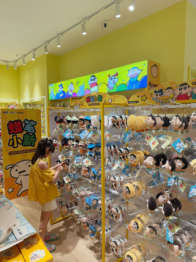 🌈在繽紛小鎮內的[蠟筆小新限定店]❣️ ［小新迷必去］