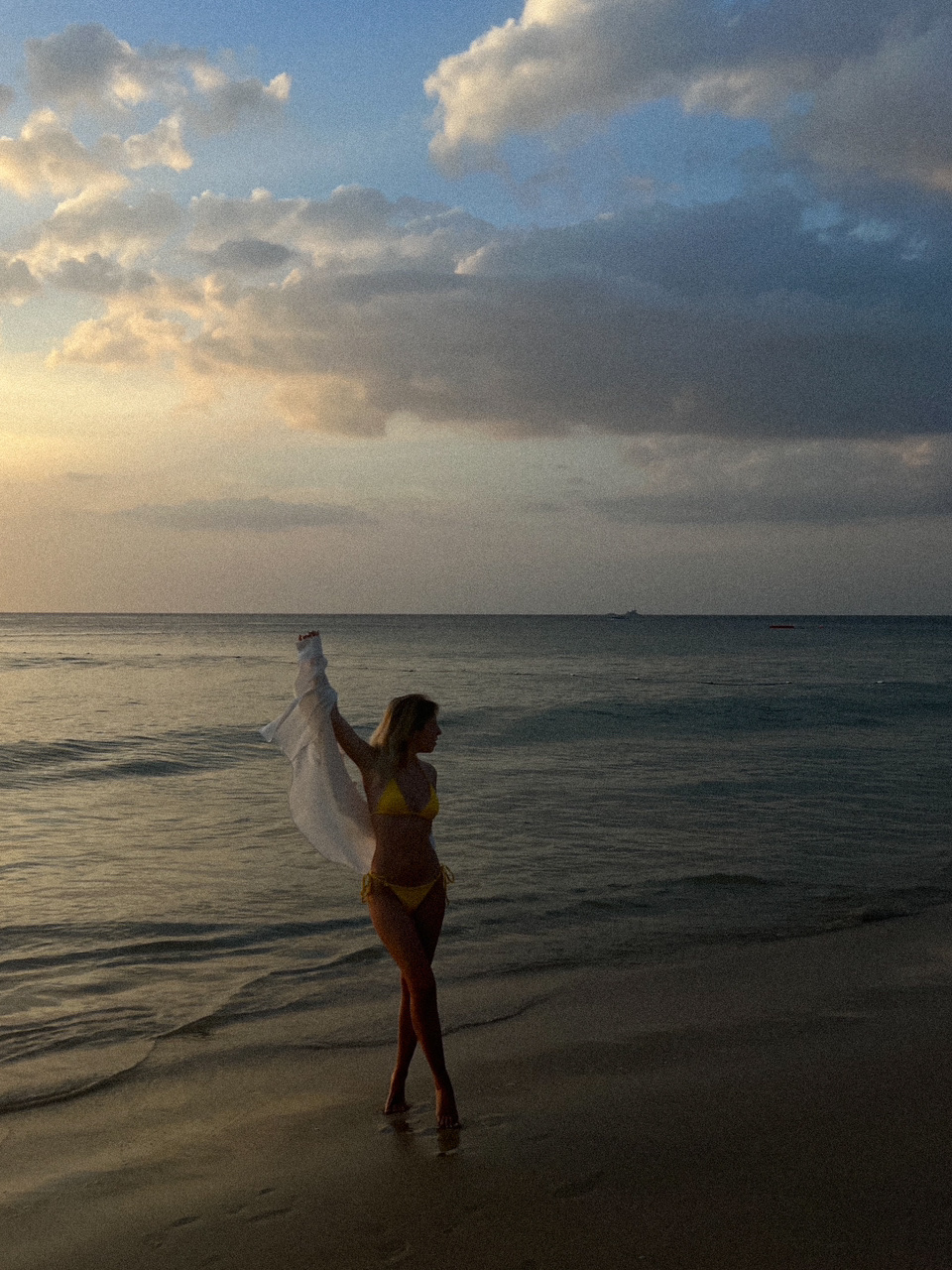 To be honest, Phuket is not just about beaches and massages. With a little thought, you can experience the island in a completely different way👇🏼
Day 1 — A beach unknown to tourists
Haad Laem Sing — a hidden cove between Surin and Kamala. Crystal-clear water, almost no people (especially before 11 AM), perfect for photos. You can reach it via a short but wild trail from Surin Beach.
Day 2 — Kayaking + snorkeling at the most beautiful spot in the south
Yanui Beach — a small beach near Promthep Cape.
Rent a kayak → paddle to nearby islets → put on a mask → and you’re in one of the best snorkeling spots in Phuket. You can also paddle further into the open sea, circle around an islet, and enjoy a stunning sunset. Don’t worry, many do this, and it’s safe.
Day 3 — Similan Islands
The ultimate "wow" experience. White sand, water as clear as a filter, reefs, and turtles. Best to go early in the morning for a full-day tour.
Day 4 — Phi Phi on your own terms
Forget the crowds. Take an early speedboat → catch Maya Bay before the tourists arrive + stops at coves with turquoise waters. One of the most beautiful days in Phuket.
Day 5 — Quiet Phuket known only to locals
Ao Yon Beach — a peaceful cove with few people, perfect for spending your final day by the sea, having lunch at a café right on the sand, and simply unwinding.