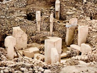 #winterescape ย้อนเวลากลับไปในอดีตที่ Göbeklitepe 🏺✨
ซ่อนตัวอยู่ท่ามกลางที่ราบลูกคลื่นใกล้ Haliliye, Göbeklitepe คือสิ่งมหัศจรรย์ทางโบราณคดีที่เขียนประวัติศาสตร์มนุษยชาติขึ้นใหม่! เดินสำรวจวงหินลึกลับท่ามกลางซากปรักหักพังโบราณ ที่ซึ่งเรื่องราวของอารยธรรมได้ถือกำเนิดขึ้นเป็นครั้งแรก—เหมาะสำหรับนักเดินทางที่กระหายวัฒนธรรมอันยิ่งใหญ่และการค้นพบกลางแจ้ง

สำหรับการเยี่ยมชมของคุณ ควรเริ่มต้นแต่เช้าเพื่อดื่มด่ำกับแสงยามเช้า เมื่อเสาและงานแกะสลักเปล่งประกายสีทองและผู้คนยังไม่พลุกพล่าน เดินไปตามเส้นทางวนรอบบริเวณที่ขุดค้น อย่าพลาดเสาหินอันน่าหลงใหลที่สลักลวดลายสัตว์ลึกลับ—สิ่งเหล่านี้เป็นจุดถ่ายรูปที่สวยงามมากจนน่าลงอินสตาแกรม! สำหรับภาพถ่ายที่ไม่เหมือนใคร ลองถ่ายภาพตะเกียงของคนงานเหมืองบนผนังข้างๆ ภาพถ่ายขาวดำที่ดูคลาสสิก—เป็นการแสดงความเคารพต่อการค้นพบอย่างต่อเนื่องของสถานที่แห่งนี้

สิ่งที่ห้ามพลาด: หยุดพักที่จุดชมวิวแบบพาโนรามาเพื่อชมทัศนียภาพอันกว้างใหญ่ของสถานที่และภูมิประเทศอนาโตเลียอันกว้างใหญ่ ลองจินตนาการถึงพิธีกรรมในยุคหินใหม่ขณะที่คุณยืนอยู่ท่ามกลางก้อนหินที่ผุกร่อน! ศูนย์บริการนักท่องเที่ยวในบริเวณนั้นก็คุ้มค่าแก่การเดินชมสักครู่เพื่อทำความเข้าใจบริบท มีนิทรรศการแบบอินเทอร์แอคทีฟและที่กำบังหากแดดแรง

คำแนะนำ: สวมรองเท้าที่แข็งแรง – ทางเดินอาจเป็นหินและมีฝุ่น อากาศจะร้อนในช่วงกลางวัน ดังนั้นควรเตรียมน้ำ หมวก และครีมกันแดด สำหรับภาพถ่ายที่ดีที่สุด แสงในช่วงกลางวันจะช่วยเน้นพื้นผิวที่สวยงามของหินโบราณ

ข้อควรระวัง: เคารพรั้วกั้นอย่างเคร่งครัด – ซากปรักหักพังเหล่านี้เปราะบางและไม่สามารถทดแทนได้ คาดว่าจะมีร่มเงาเพียงเล็กน้อย ดังนั้นอย่าลืมใช้ครีมกันแดด!

#Göbeklitepe #Haliliye #Archaeology #CulturalHeritage #Türkiye