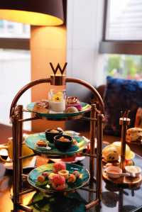 Staying at the W Hotel during my Hong Kong trip, enjoying afternoon tea ☕️ while overlooking Victoria Harbour, it's so romantic!
