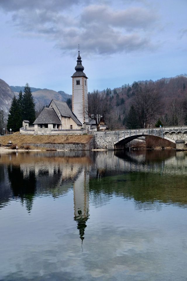 There is a kind of lake view called picturesque and tranquil.