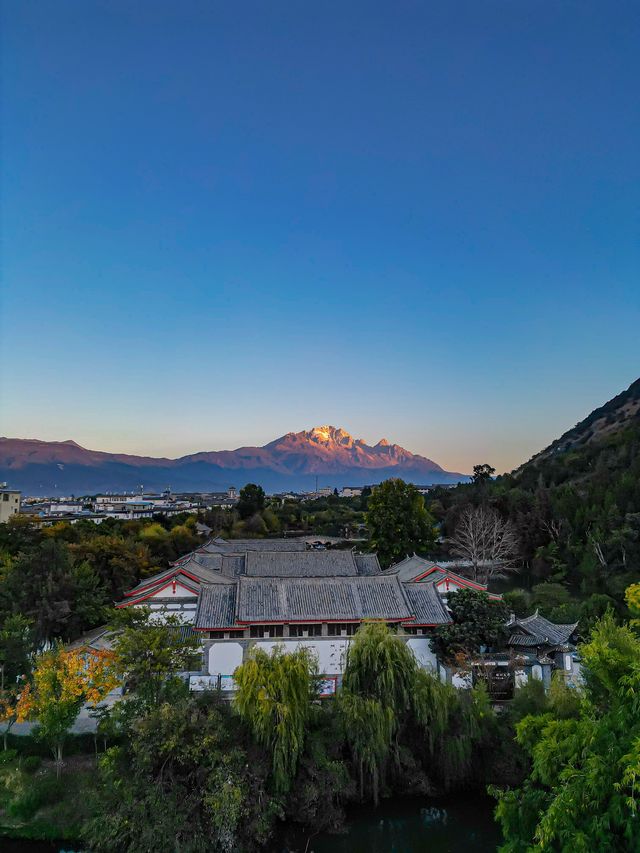 在麗江！雪山觀景民宿震撼到了…