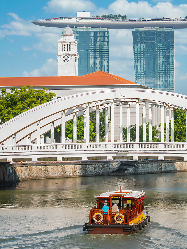 Scenic Journey on the Singapore River Cruise