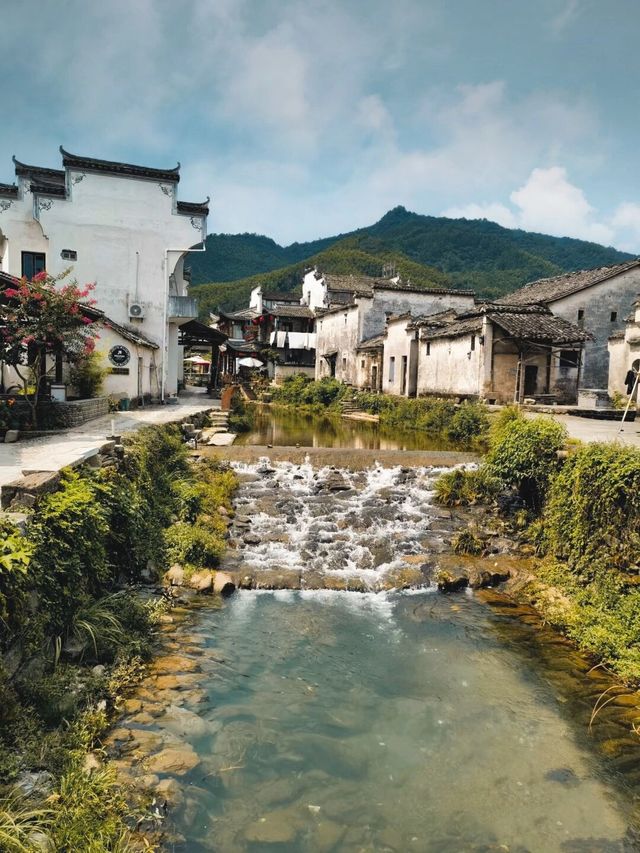 你一定要來卢村看一看，卢村的景色更加充滿生活氣息，遊客非常的少，古樸的田園風光處處可見，卢村的歷史悠久，整個村子沿溪而建，村子的主要街道在小溪的兩旁，卢村充滿了有山有水的田園風情，是個充滿了詩情畫意的皖南鄉野村落