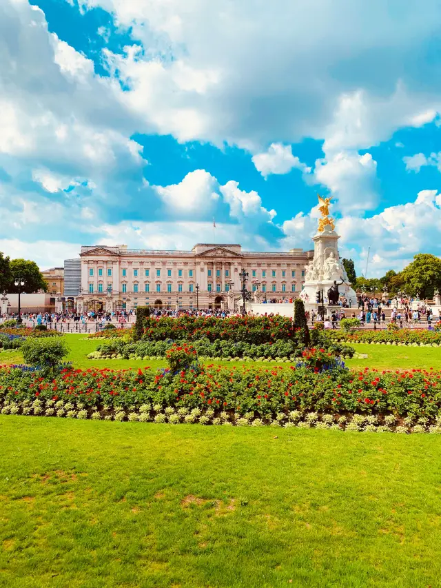 Step into Royal Splendor at Buckingham Palace!